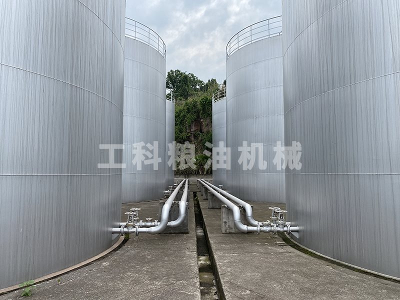 食用油油罐设备安装现场